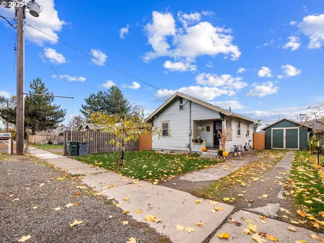 a picture of a room with a floor plan