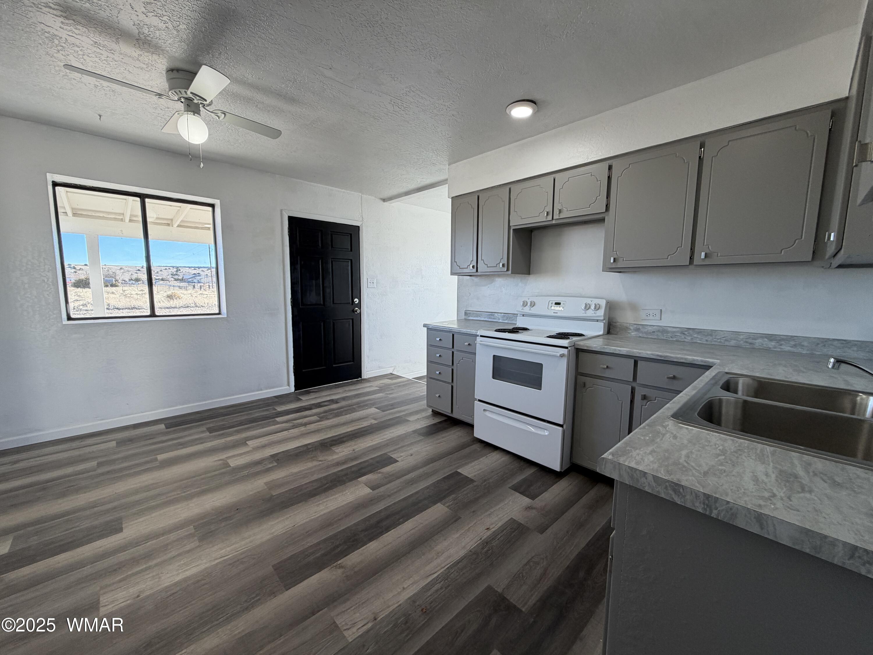 1647 Becker Lane Springerville, AZ 85938 - Photo 7 of 23 Kitchen