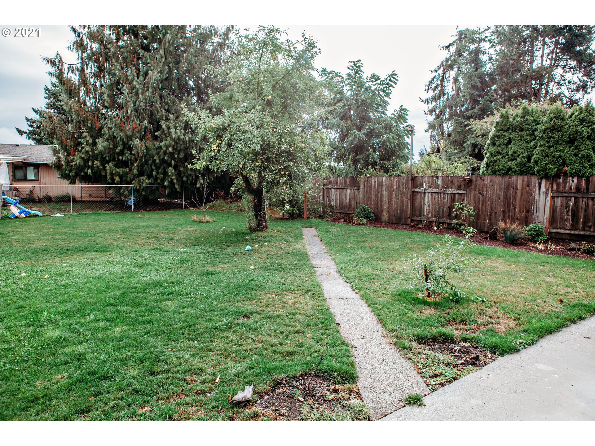 577 South 35th Street Springfield, OR 97478 - Photo 14 of 14 a view of a backyard with a garden