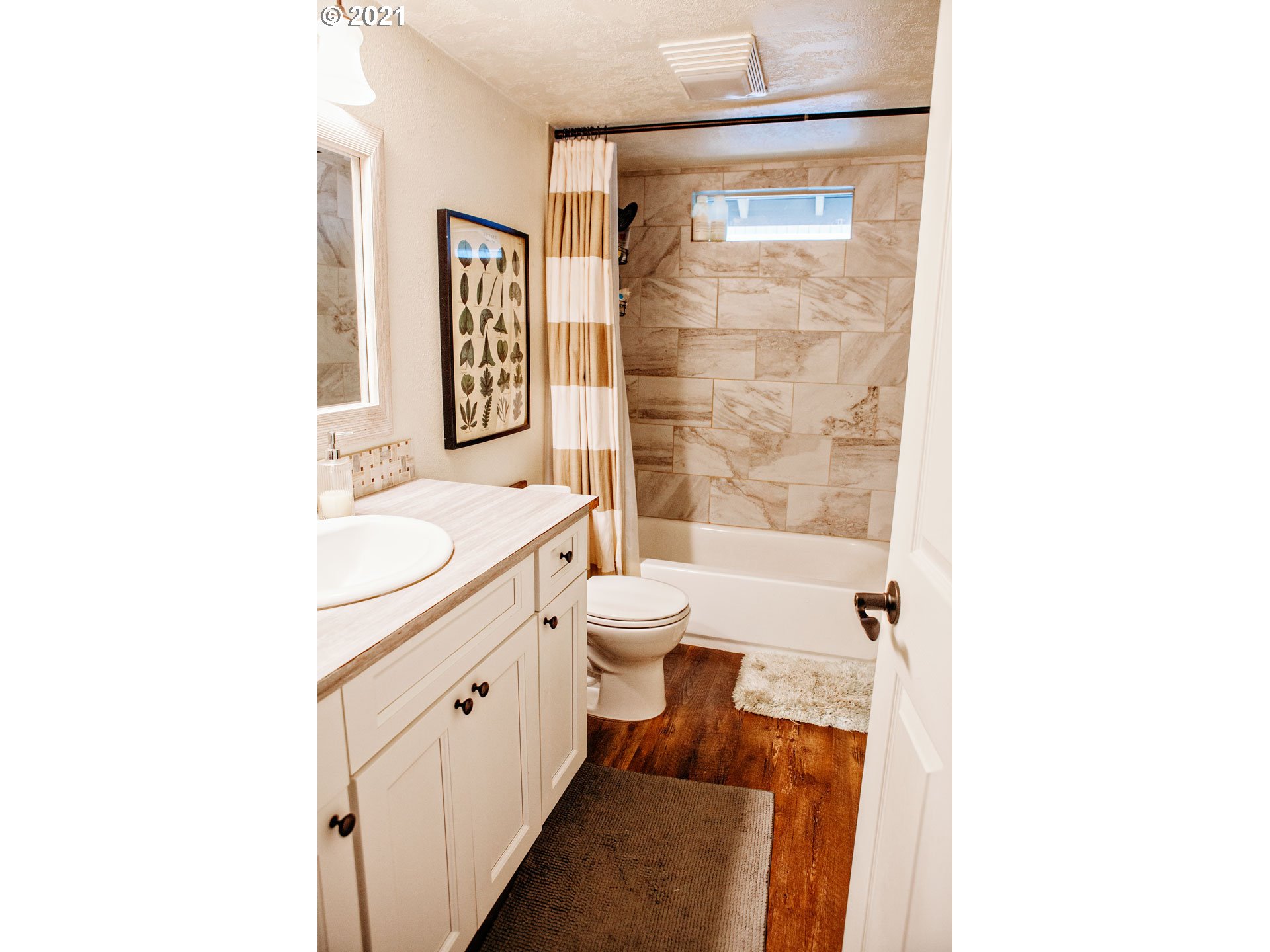 577 South 35th Street Springfield, OR 97478 - Photo 10 of 14 a bathroom with a sink a toilet and shower