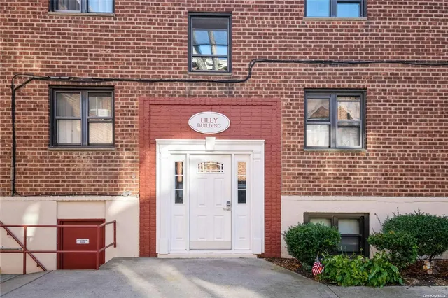 $355,000 | 91 Tulip Avenue, Unit LB4, Floral Park, NY 11001