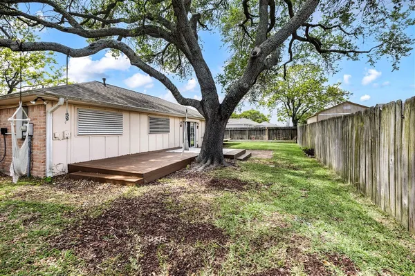 $3,000 | 2512 Azalea Court, Galveston, TX 77551
