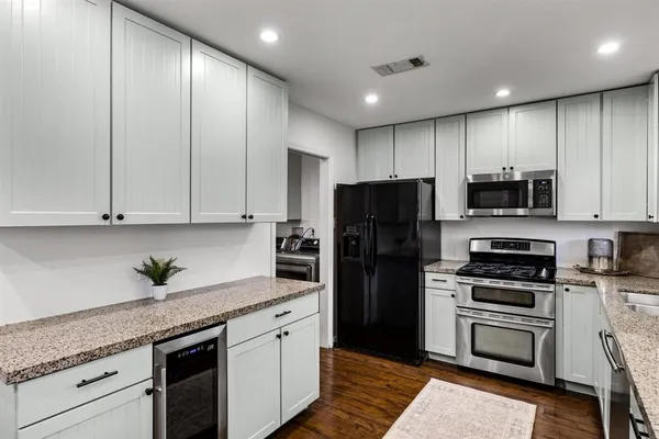 $3,000 | 2512 Azalea Court, Galveston, TX 77551