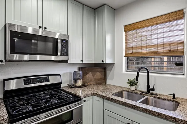 $3,000 | 2512 Azalea Court, Galveston, TX 77551