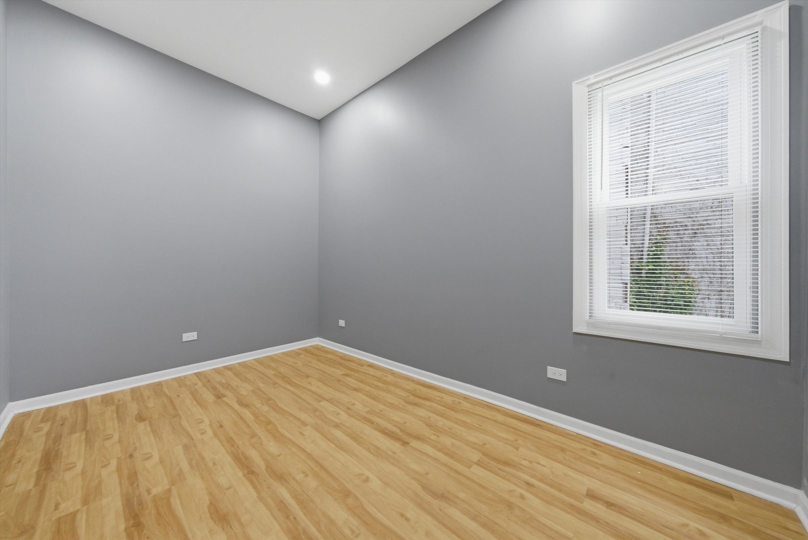 7828 South Escanaba Avenue Chicago, IL 60649 - Photo 10 of 41 an empty room with windows