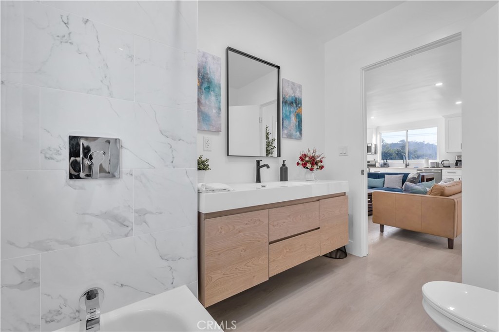 3115 Arvia Street, Unit 1B Los Angeles, CA 90065 - Photo 6 of 27 a bathroom with a double vanity sink mirror and bathtub