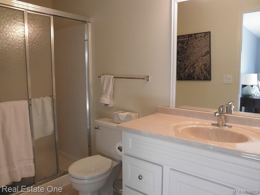 1389 Paddle Wheel Lane Rochester, MI 48306 - Photo 15 of 32 Private Master Bath