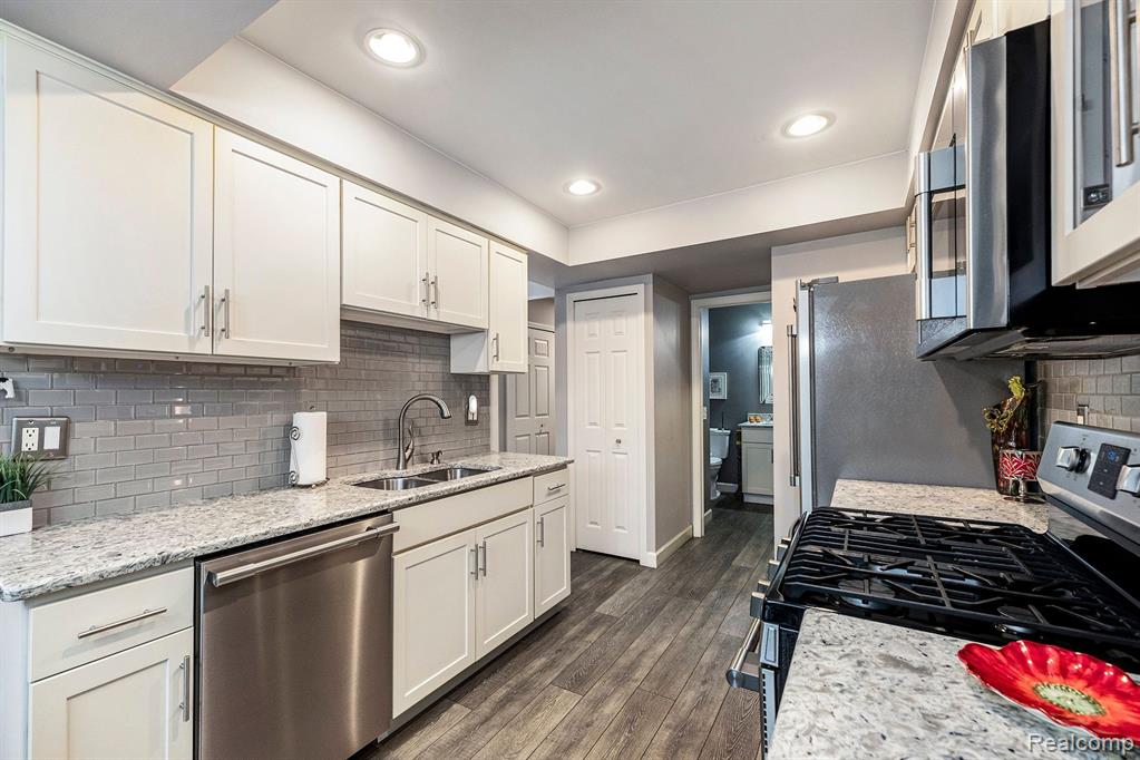 254 Meadow Bridge Drive Rochester Hills, MI 48307 - Photo 10 of 24