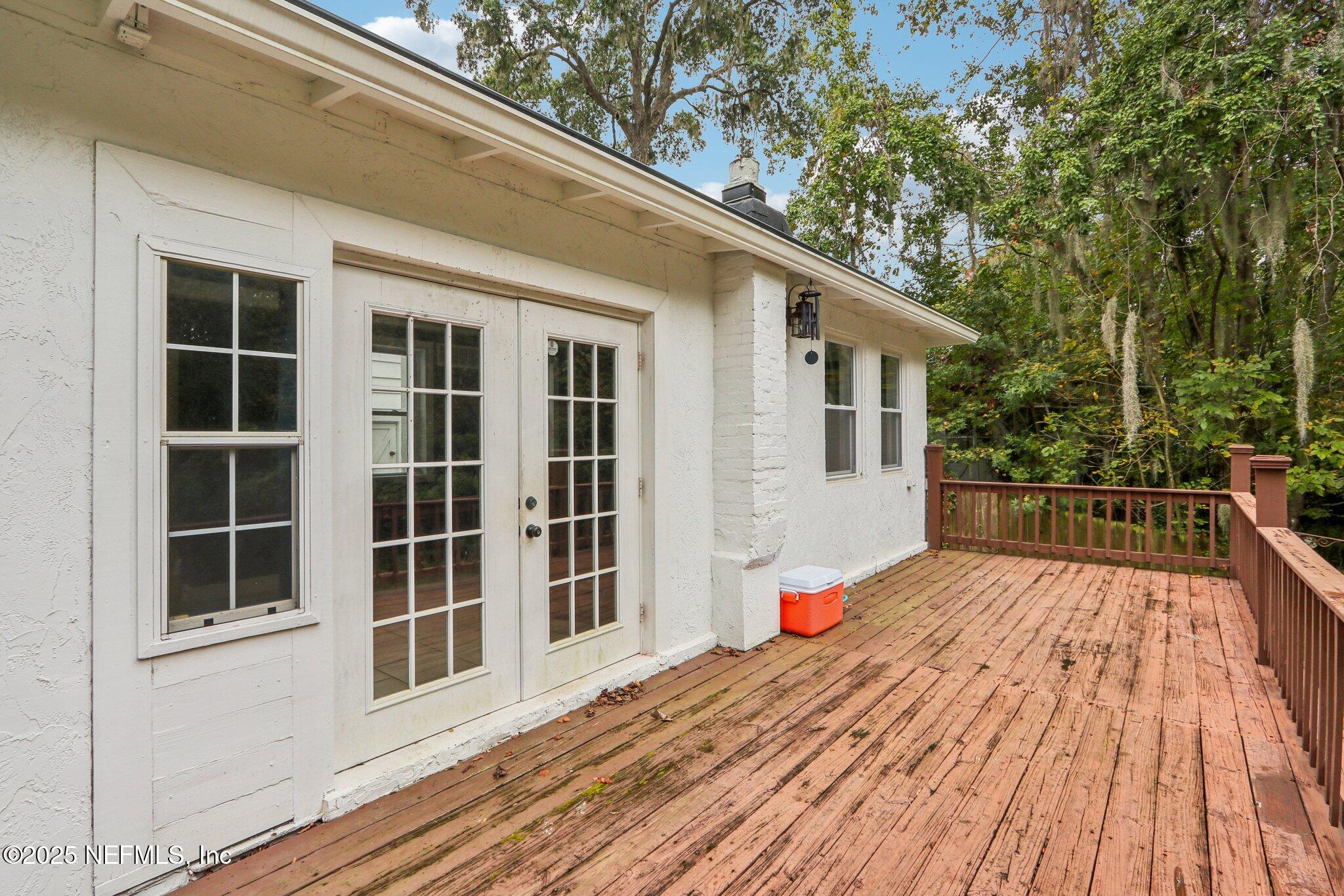 1605 Lorimier Road Jacksonville, FL 32207 - Photo 48 of 57 a balcony with wooden floor and fence