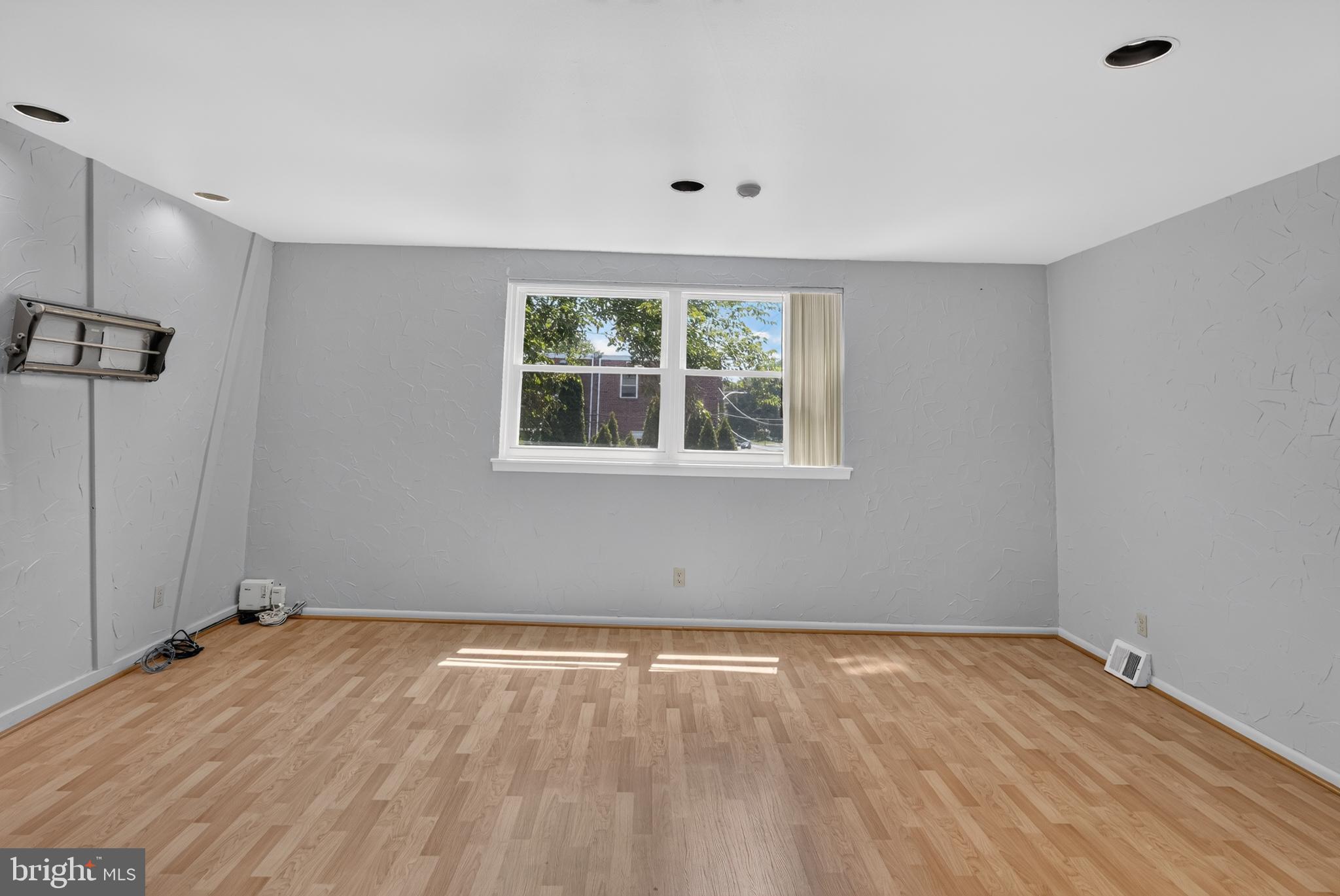 1100 Surrey Road Philadelphia, PA 19115 - Photo 2 of 31 Living Room