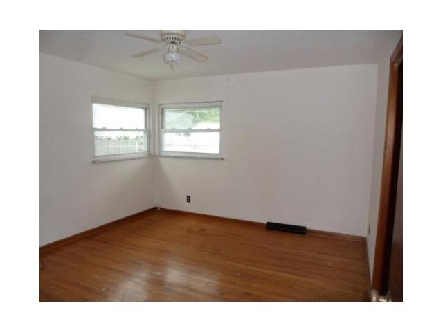 1886 Lockbourne Road Columbus, OH 43207 - Photo 5 of 9