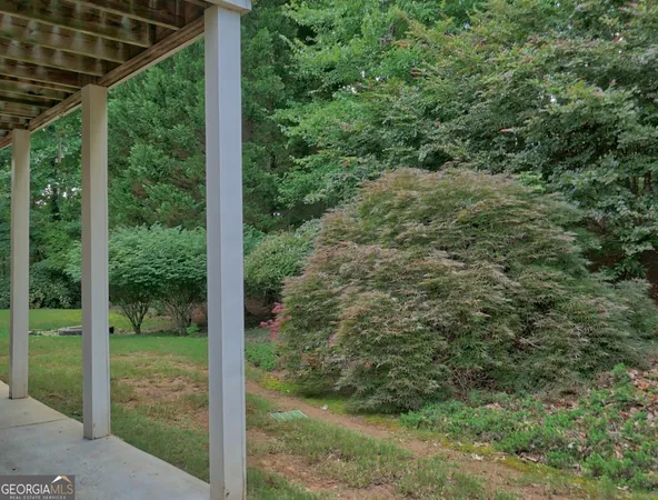 a view of a backyard