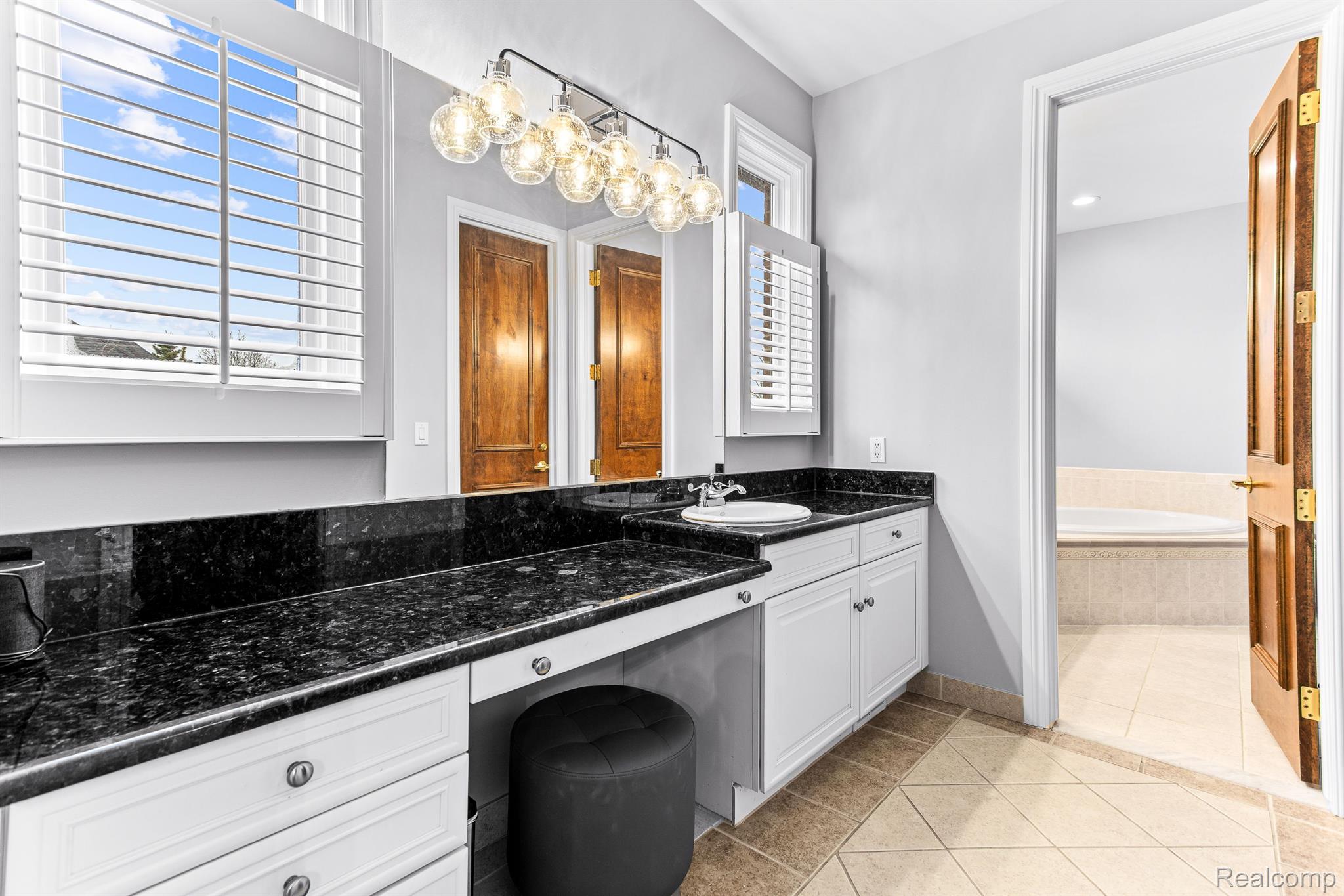 4680 Goodison Pl Drive Rochester, MI 48306 - Photo 21 of 54 Primary bathroom