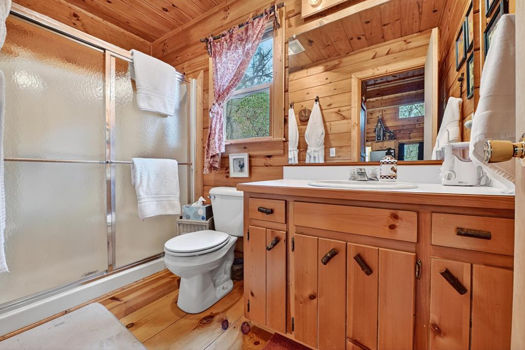 90 Dupont Drive Blue Ridge, GA 30513 - Photo 21 of 49 Main floor Bath