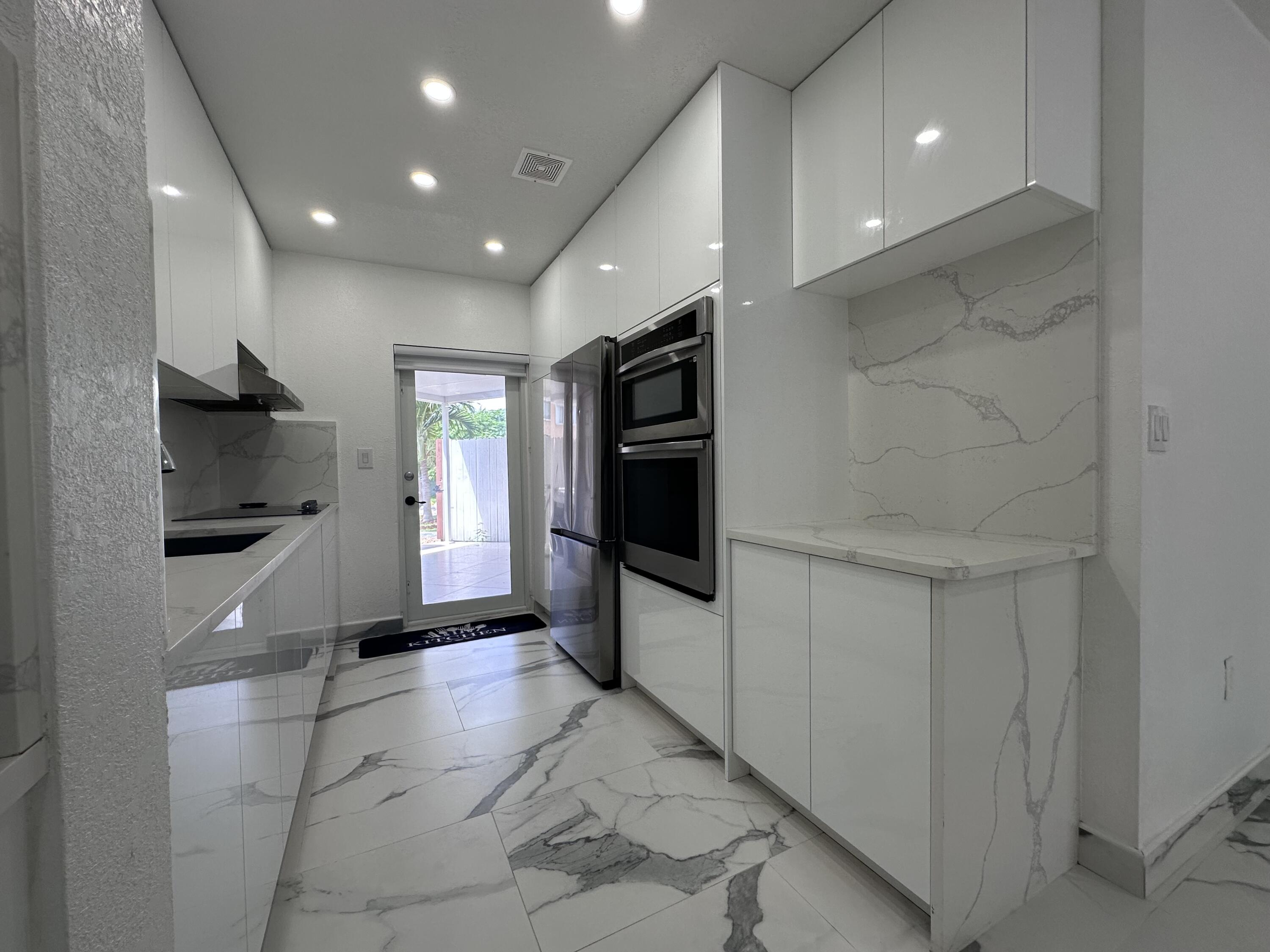 300 East 4th Street, Unit 103 Hialeah, FL 33010 - Photo 4 of 27 kitchen