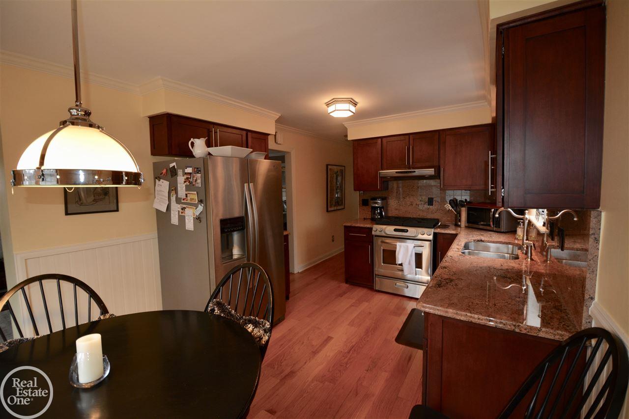 385 Moran Road Grosse Pointe, MI 48236 - Photo 13 of 33 31316318-12.JPG