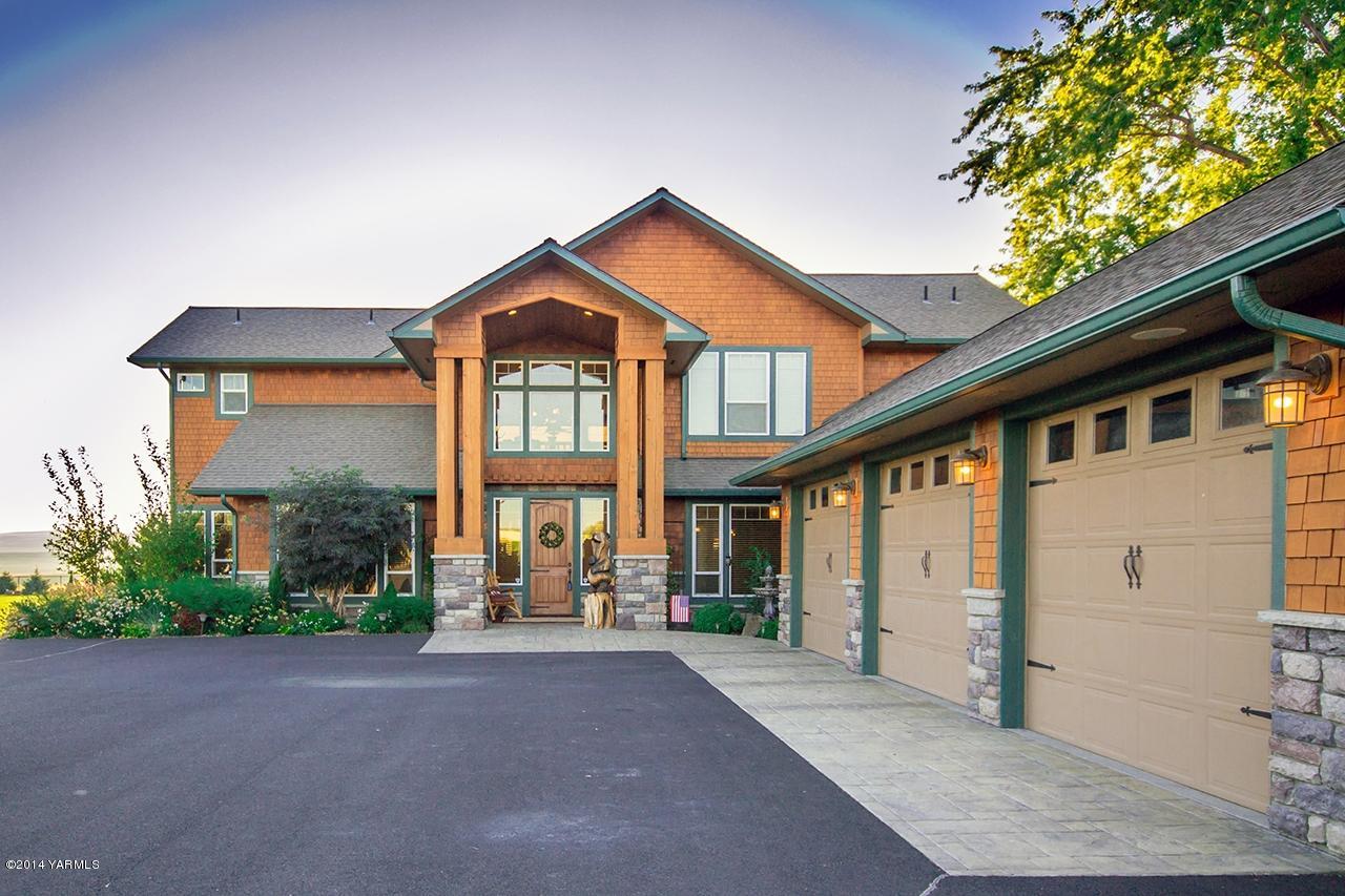 1292 Deeringhoff Road Moxee, WA 98936 - Photo 1 of 42 a view of entryway in front of house