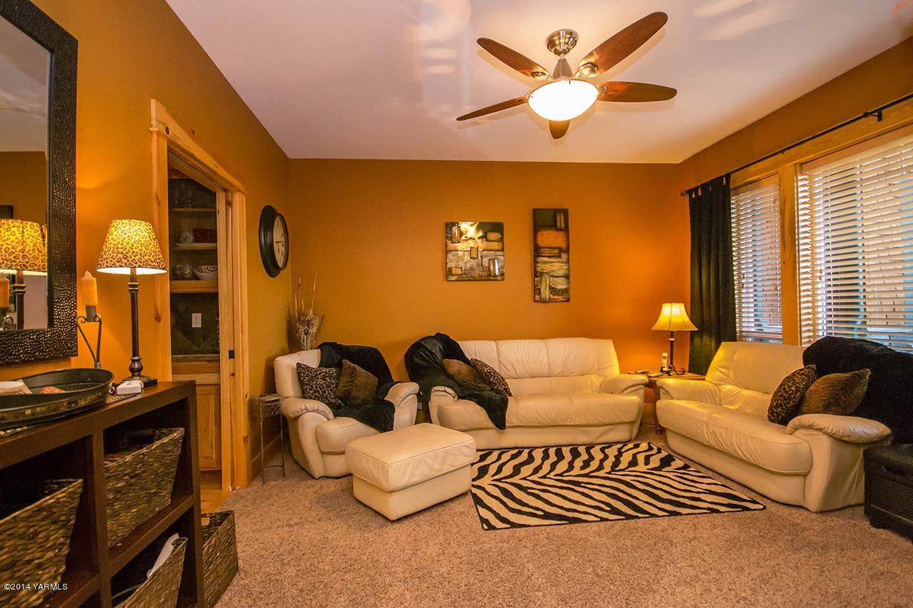 1292 Deeringhoff Road Moxee, WA 98936 - Photo 16 of 42 a living room with furniture and a window