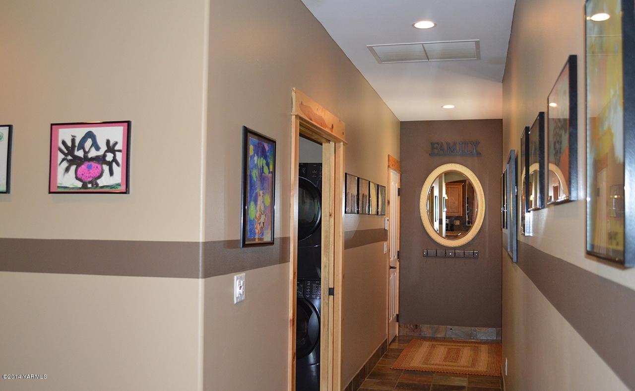 1292 Deeringhoff Road Moxee, WA 98936 - Photo 17 of 42 a view of a hallway with elevator