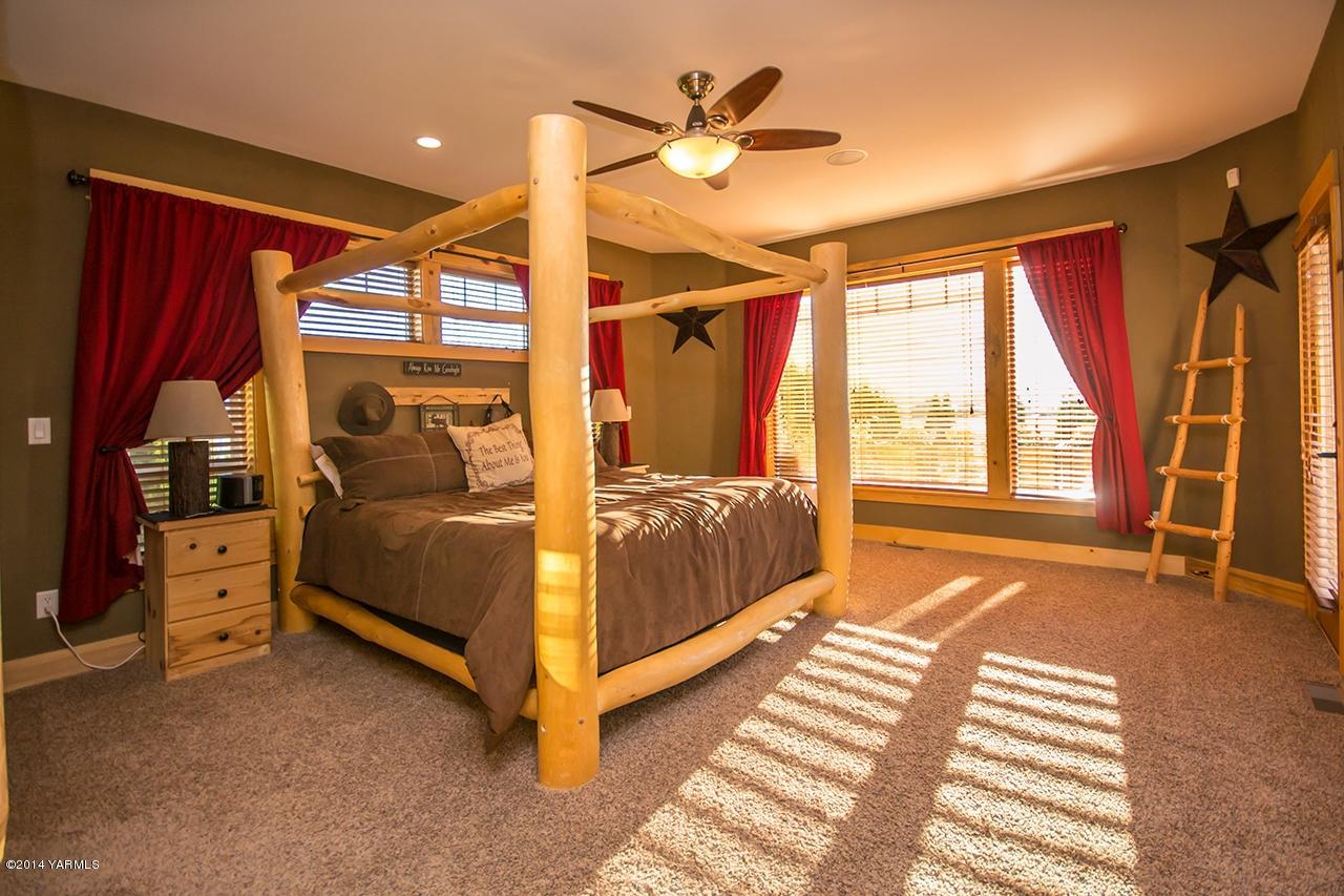 1292 Deeringhoff Road Moxee, WA 98936 - Photo 21 of 42 a bedroom with a bed and window