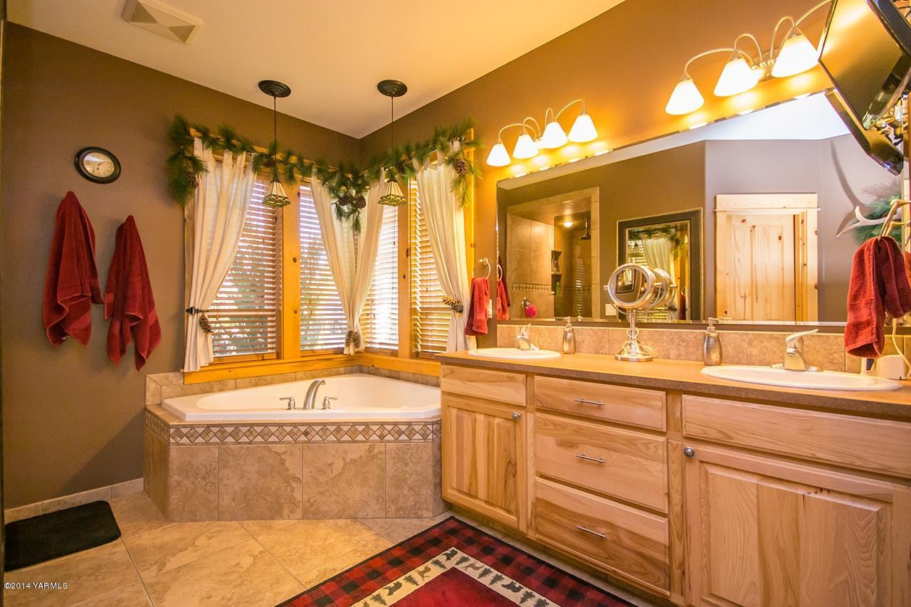1292 Deeringhoff Road Moxee, WA 98936 - Photo 22 of 42 a bathroom with a tub sink and mirror