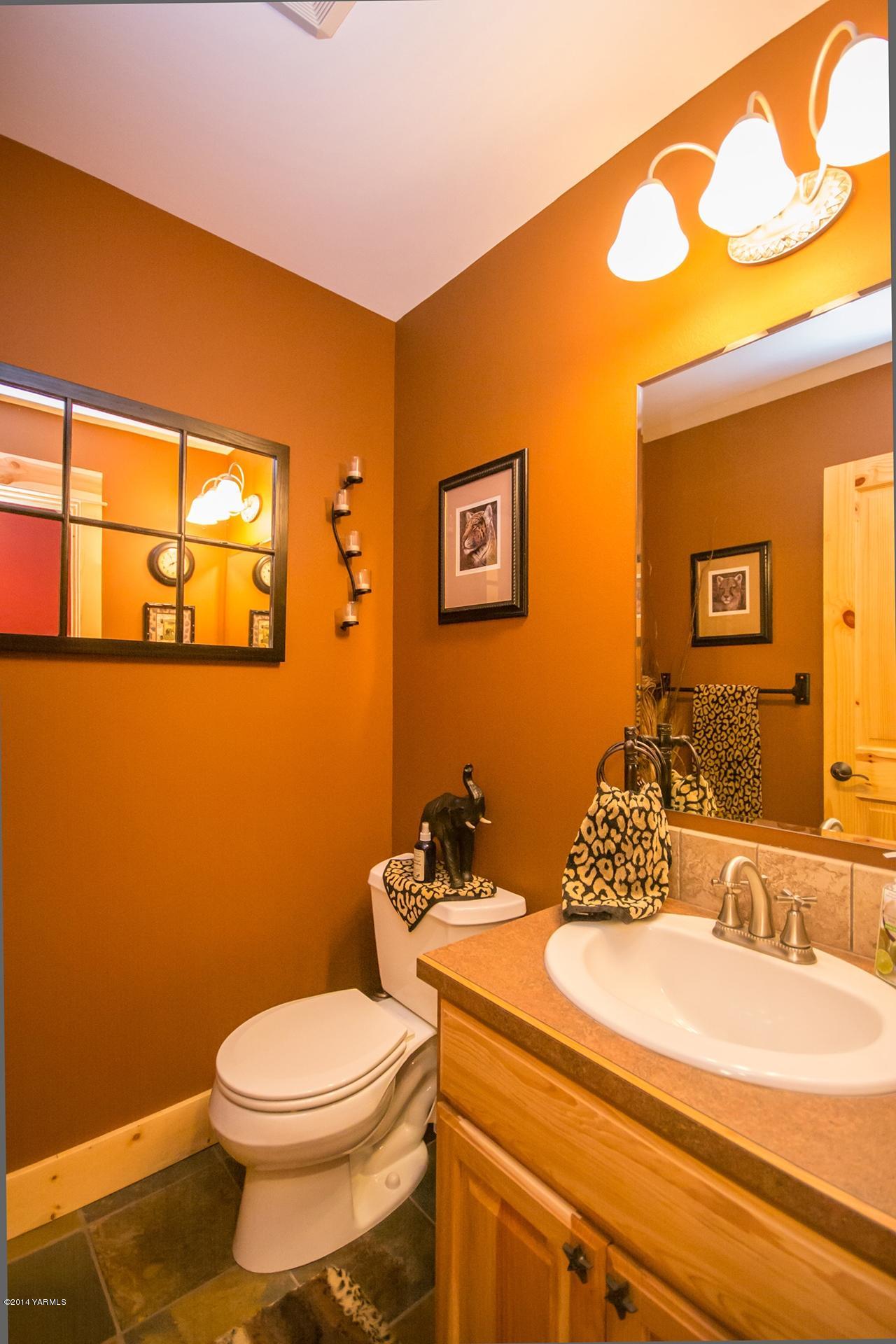 1292 Deeringhoff Road Moxee, WA 98936 - Photo 24 of 42 a bathroom with a sink a toilet and mirror