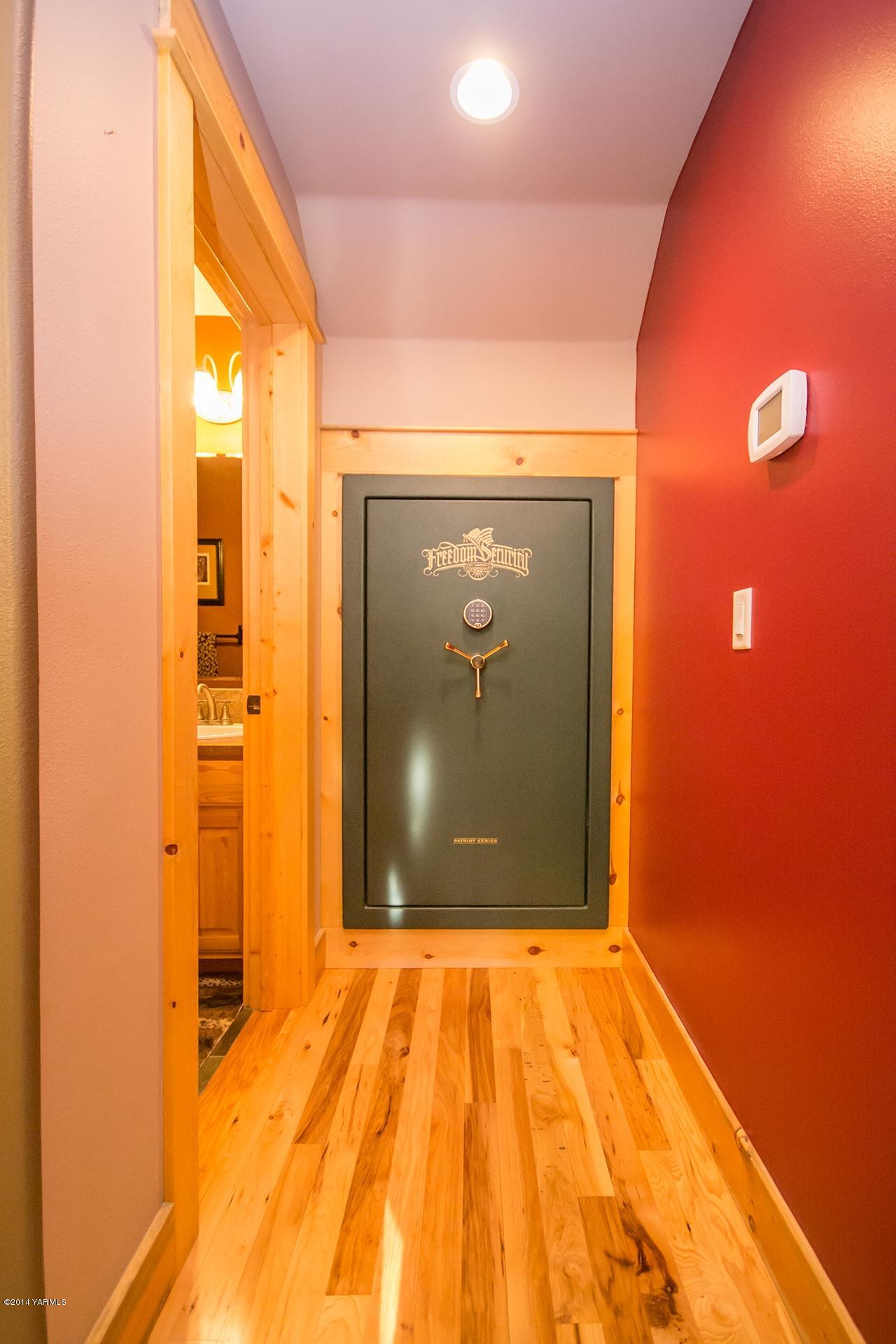 1292 Deeringhoff Road Moxee, WA 98936 - Photo 25 of 42 a view of a big room with a door
