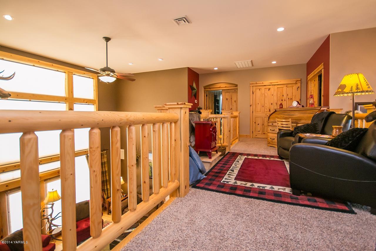 1292 Deeringhoff Road Moxee, WA 98936 - Photo 27 of 42 a view of a living room with furniture