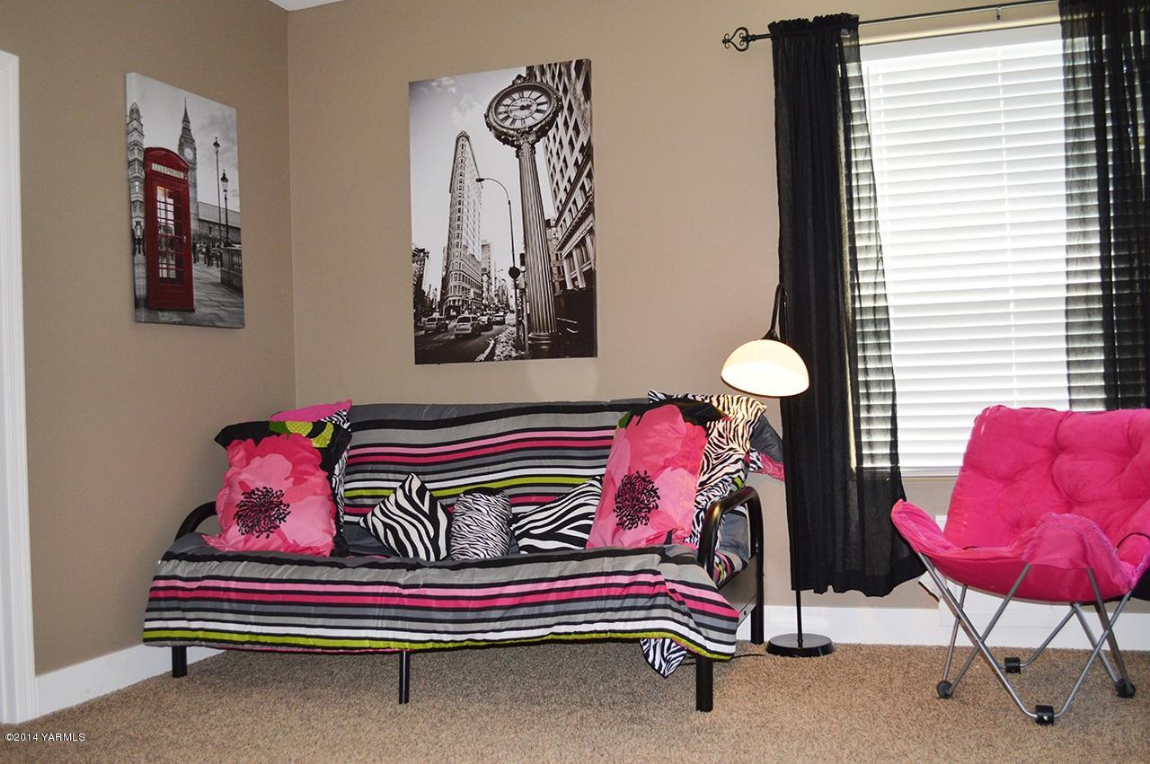 1292 Deeringhoff Road Moxee, WA 98936 - Photo 28 of 42 a bedroom with a bed and chair