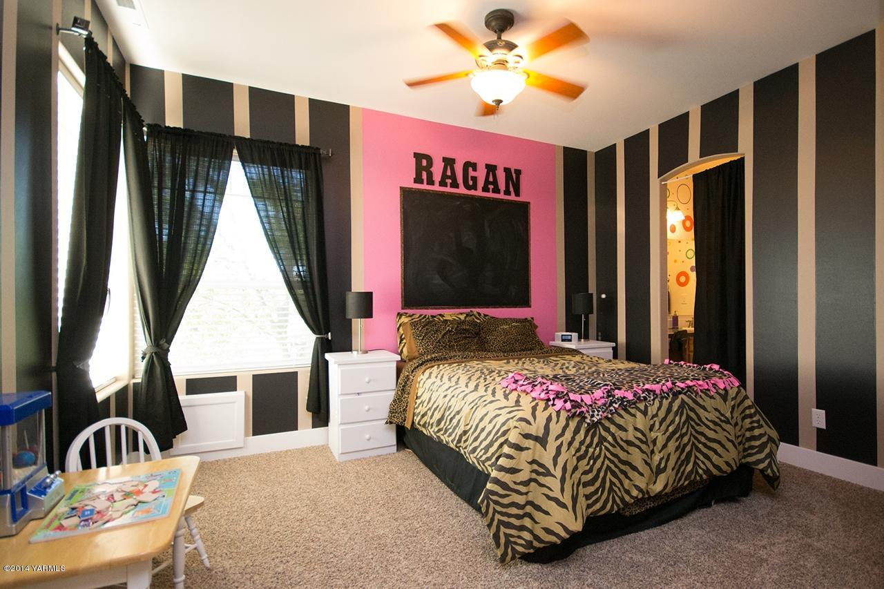1292 Deeringhoff Road Moxee, WA 98936 - Photo 30 of 42 a bedroom with a bed and a flat tv screen