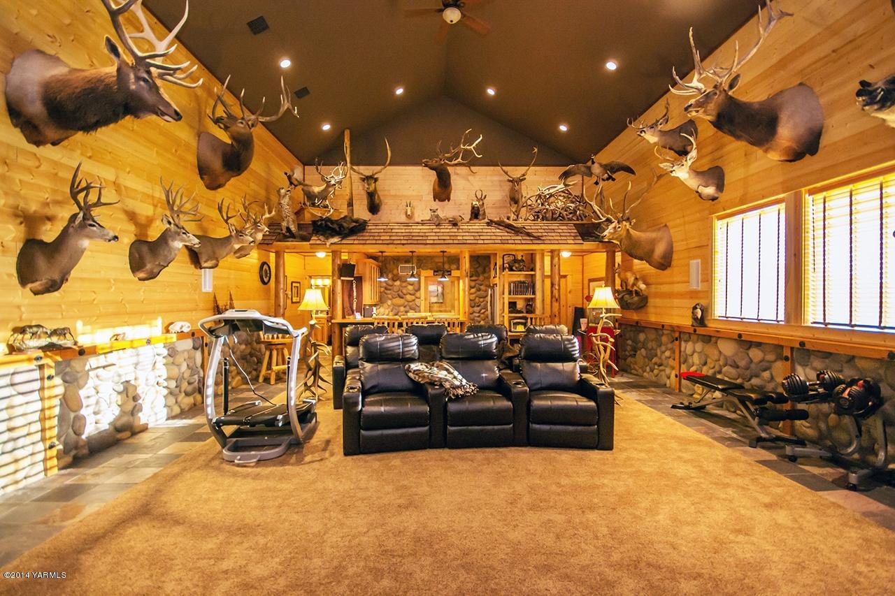 1292 Deeringhoff Road Moxee, WA 98936 - Photo 35 of 42 a living room with lots of gym equipment