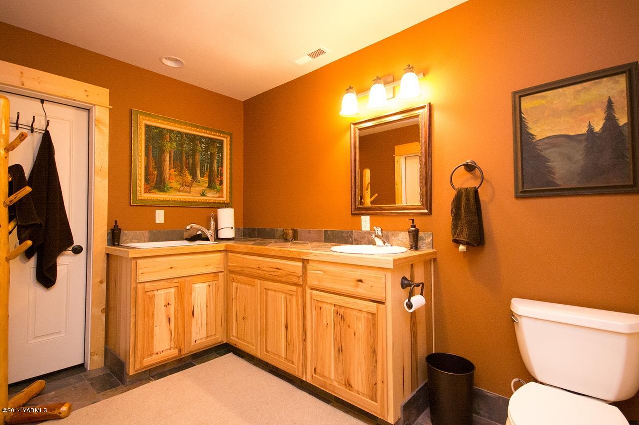 1292 Deeringhoff Road Moxee, WA 98936 - Photo 39 of 42 a bathroom with a sink a toilet a mirror and shower