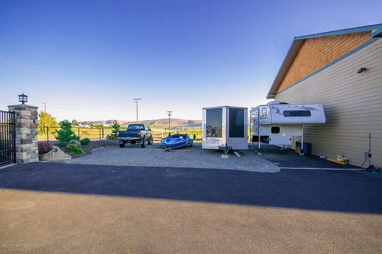1292 Deeringhoff Road Moxee, WA 98936 - Photo 41 of 42 a view of the street