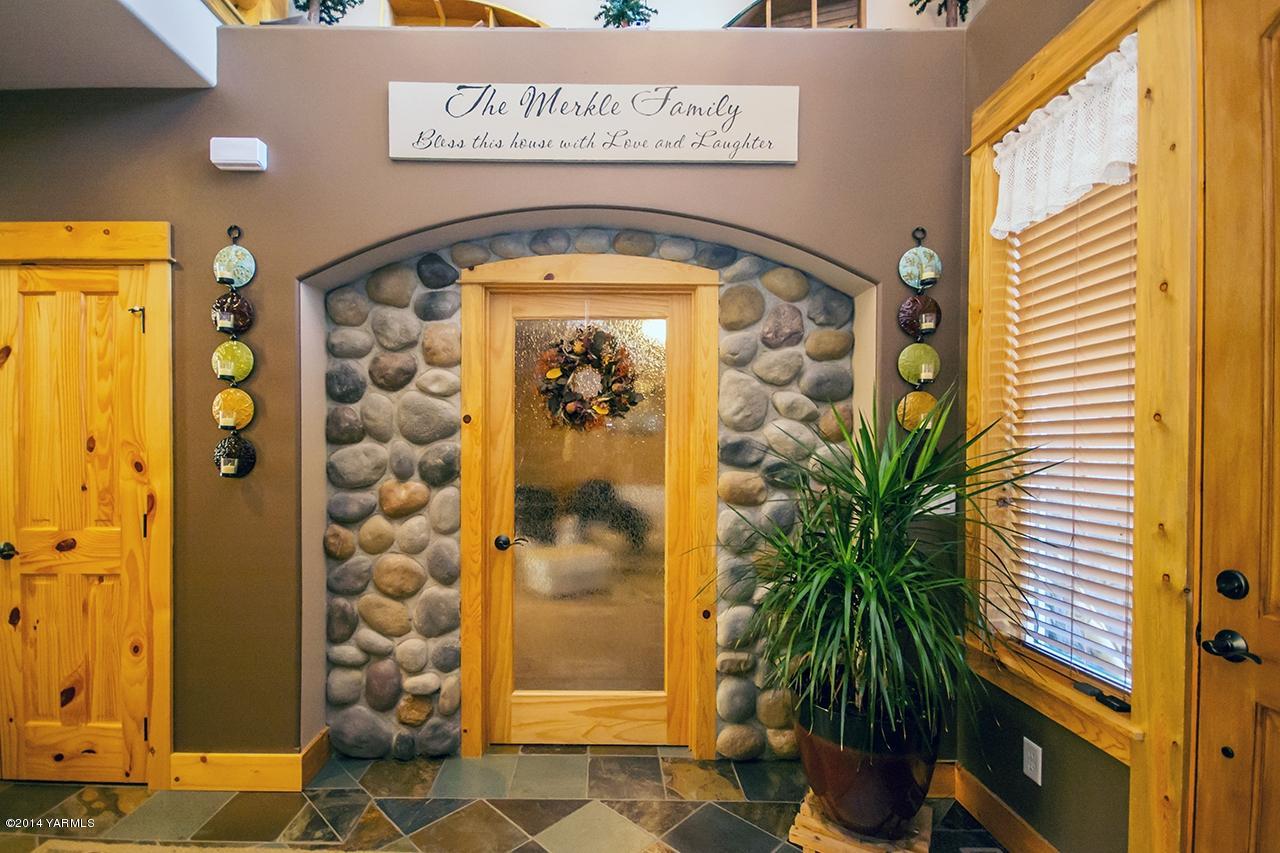 1292 Deeringhoff Road Moxee, WA 98936 - Photo 6 of 42 a view of entryway with a flower pot