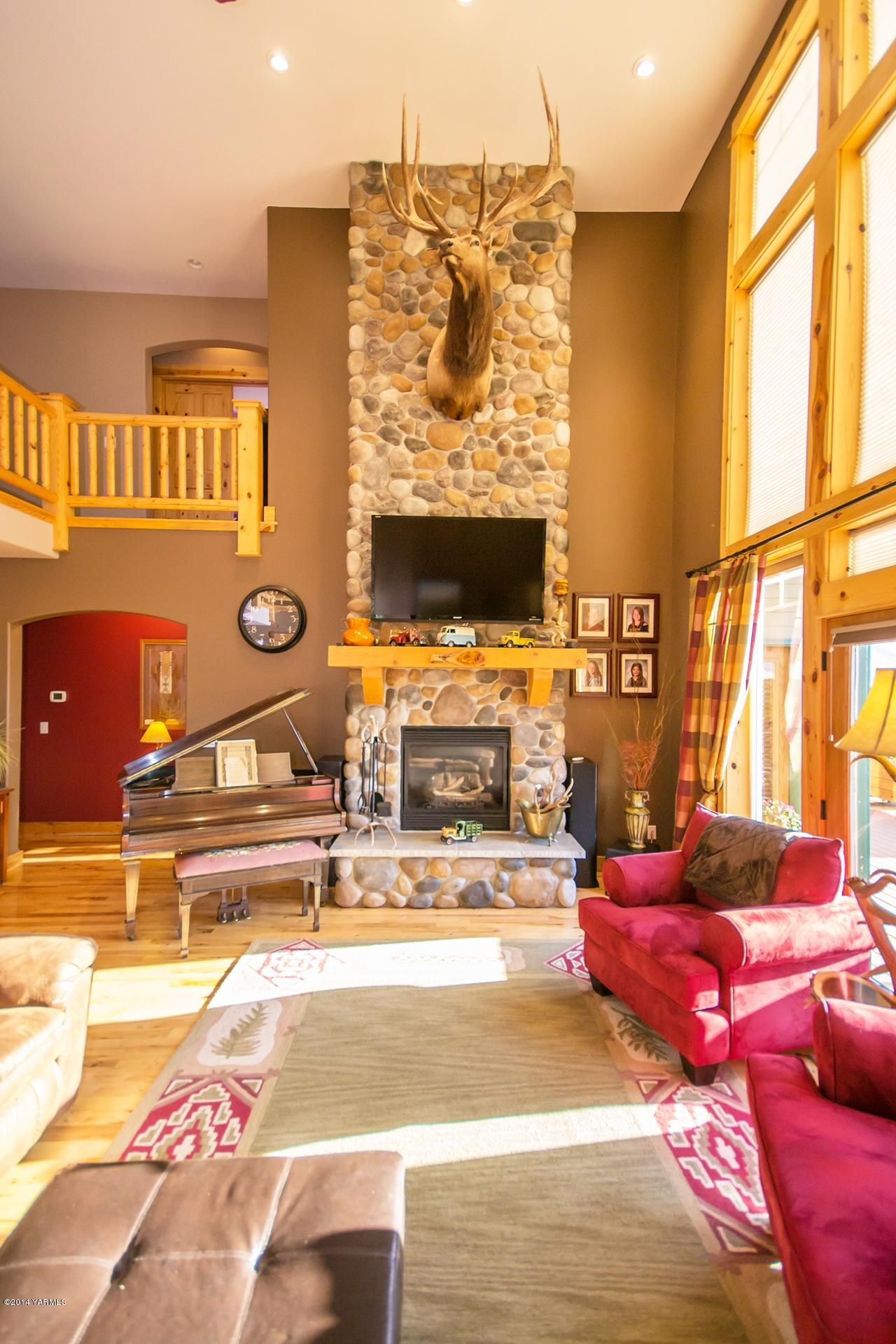 1292 Deeringhoff Road Moxee, WA 98936 - Photo 10 of 42 a living room with furniture and a flat screen tv