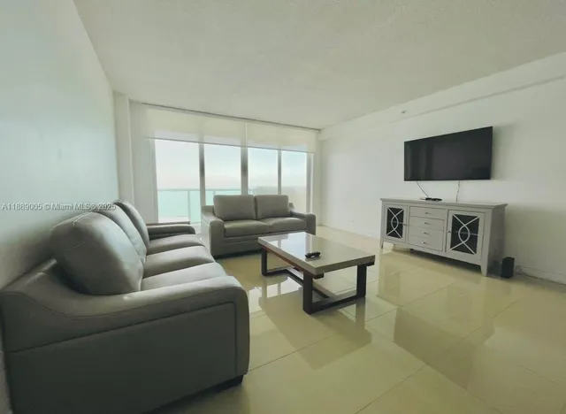 $4,000 | 5601 Collins Avenue, Unit 1607, Miami Beach, FL 33140