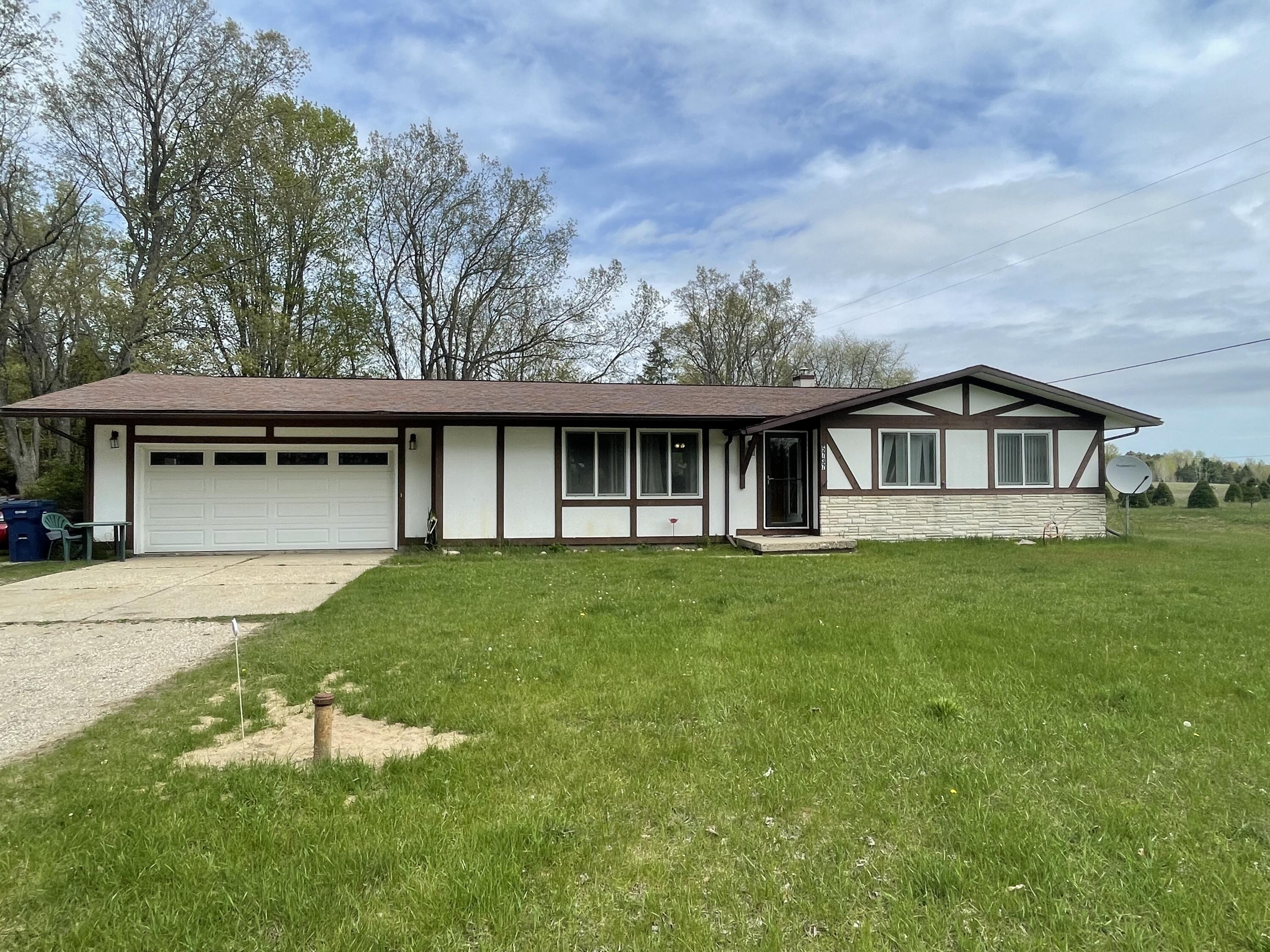 5737 34 Road Cadillac, MI 49601 - Photo 2 of 42 IMG_6326
