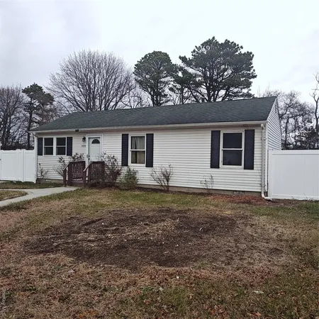 a view of a yard with a house and a yard