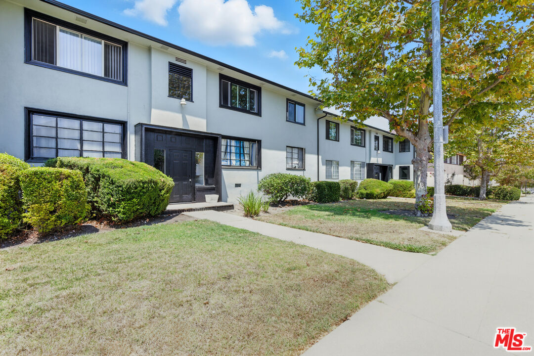 4045 Abourne Road, Unit D Los Angeles, CA 90008 - Photo 13 of 17 a view of a house with a yard and plants