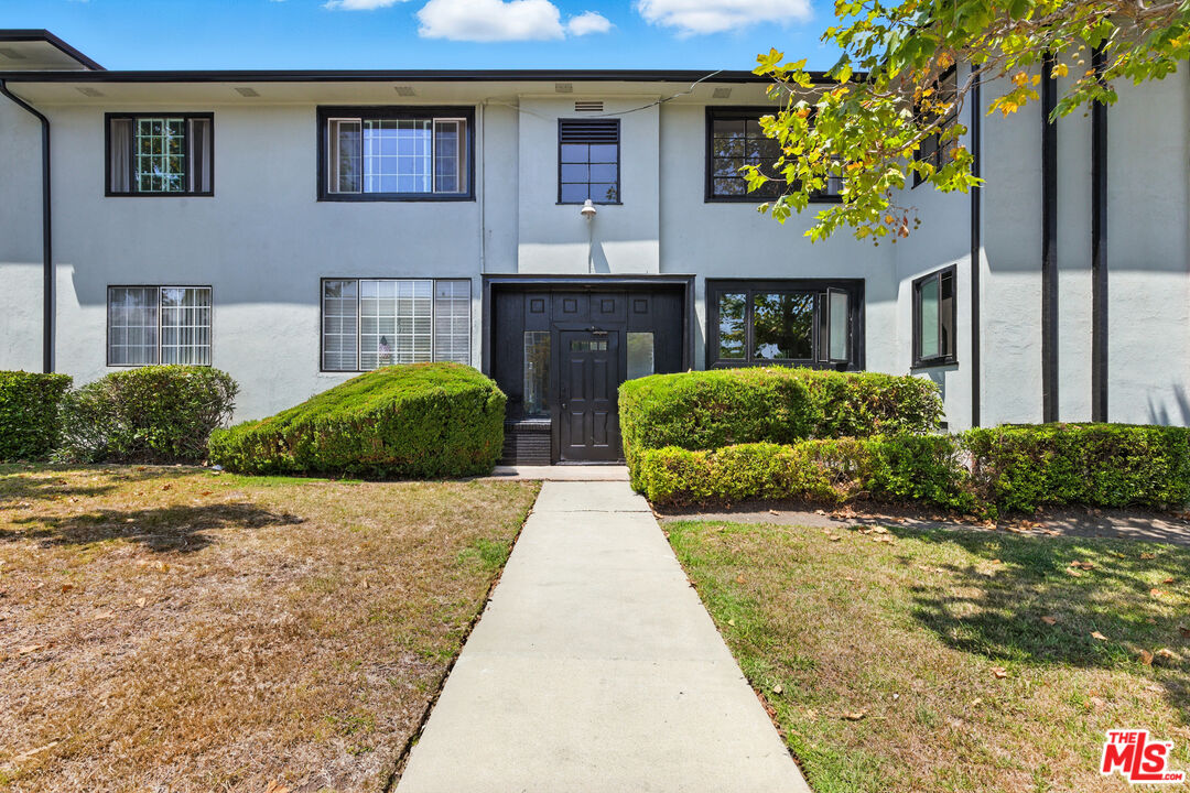 4045 Abourne Road, Unit D Los Angeles, CA 90008 - Photo 14 of 17 a front view of a house with a garden