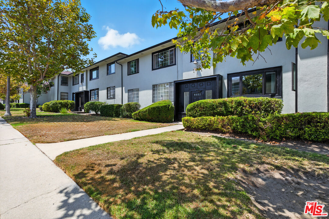 4045 Abourne Road, Unit D Los Angeles, CA 90008 - Photo 15 of 17 a front view of a house with a yard