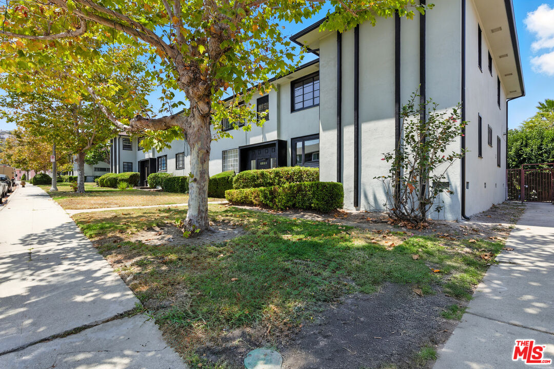 4045 Abourne Road, Unit D Los Angeles, CA 90008 - Photo 16 of 17 a front view of a building with a yard