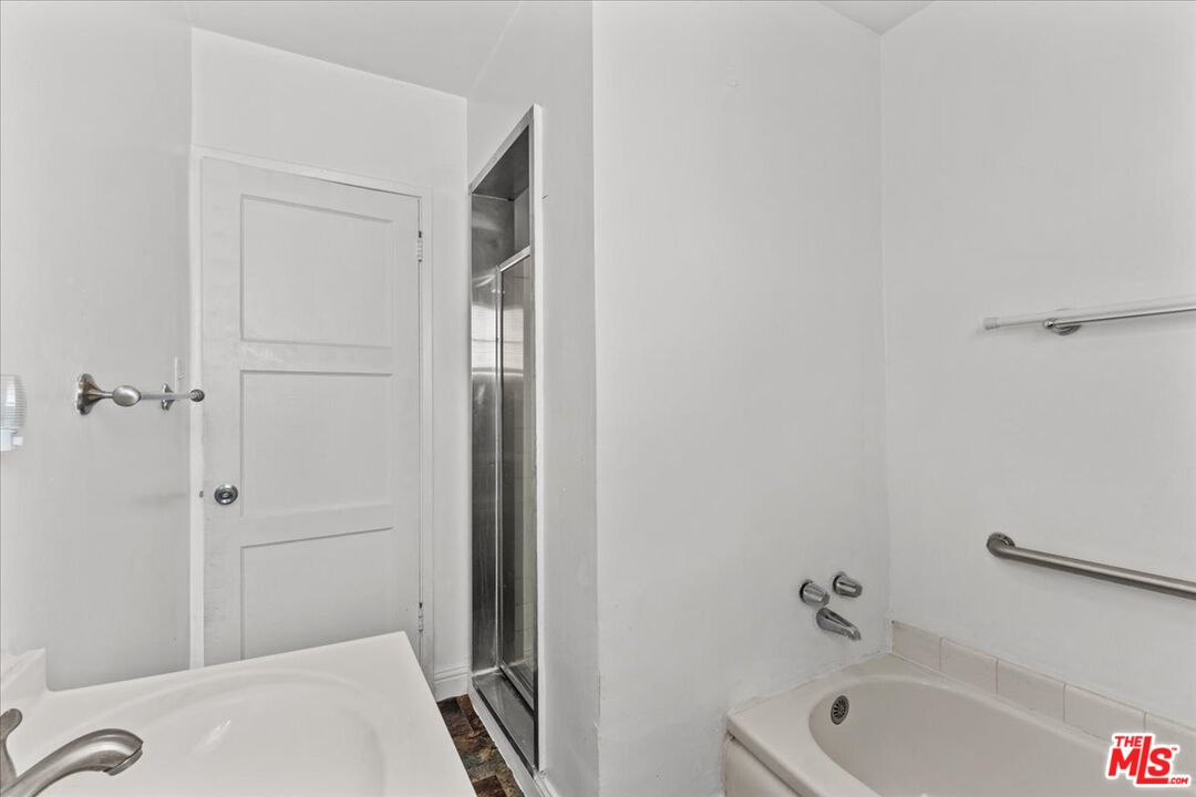 4045 Abourne Road, Unit D Los Angeles, CA 90008 - Photo 7 of 17 a bathroom with a bathtub and shower