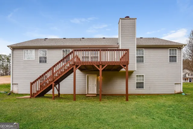 a view of a house with a backyard
