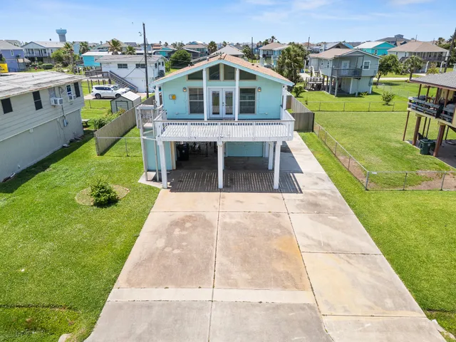 a view of a front of house with a yard