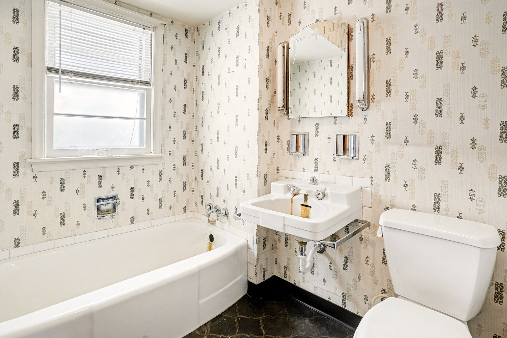 347 Cass Street Crete, IL 60417 - Photo 10 of 13 a bathroom with a toilet and a bathtub