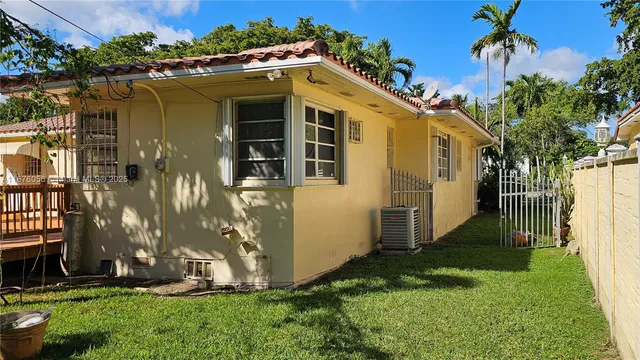 a view of a backyard