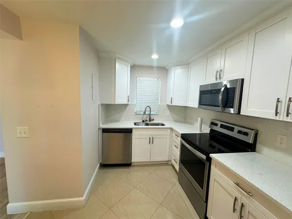 $1,725 | 2420 DC Country Club Boulevard, Unit 306, Deerfield Beach, FL 33442