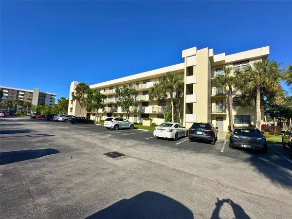 $1,725 | 2420 DC Country Club Boulevard, Unit 306, Deerfield Beach, FL 33442