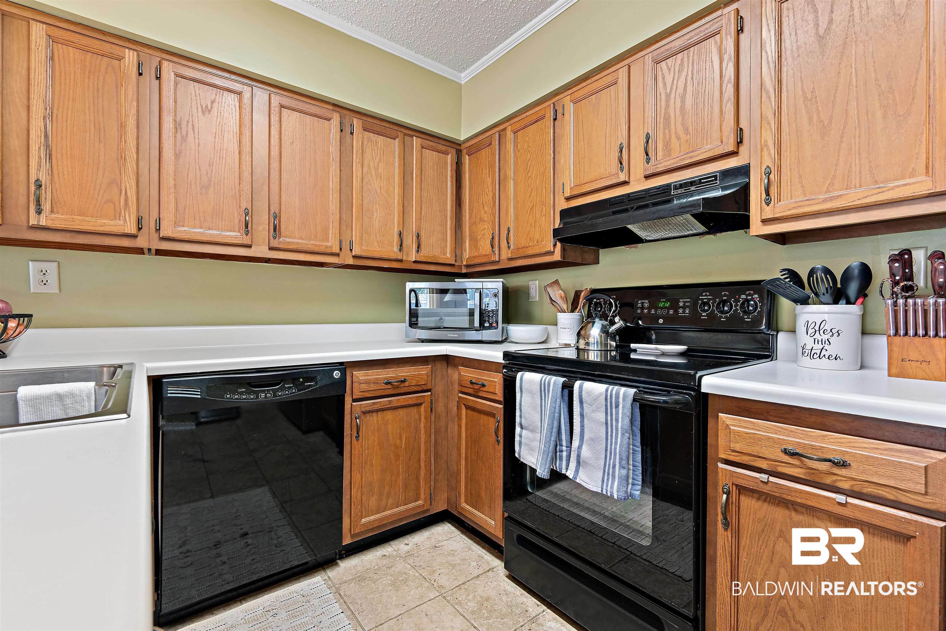 5900 Grelot Road, Unit 601 Mobile, AL 36609 - Photo 17 of 24 Kitchen